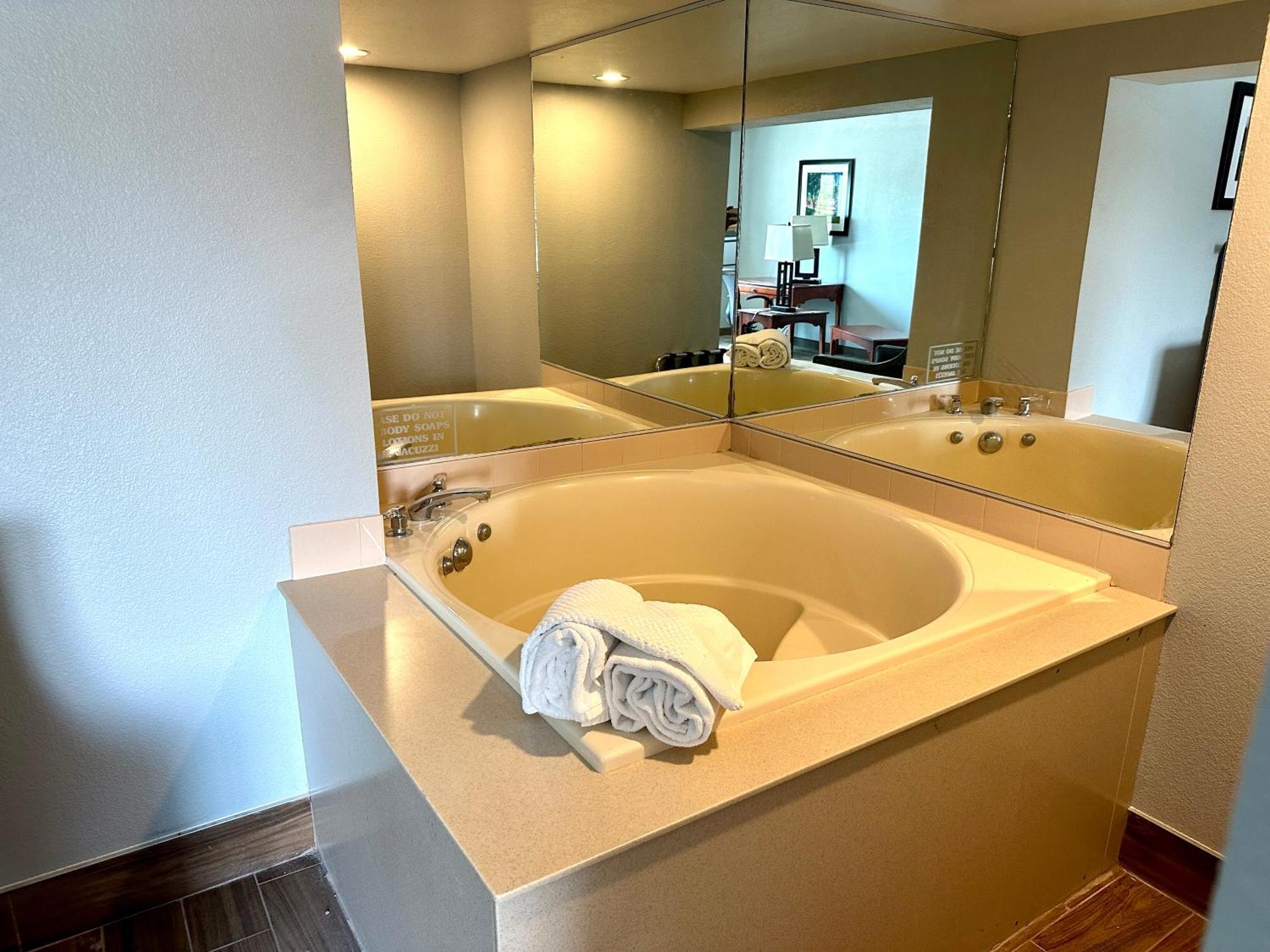 Americinn & Suites By Wyndham Baraboo Event Center Esterno foto