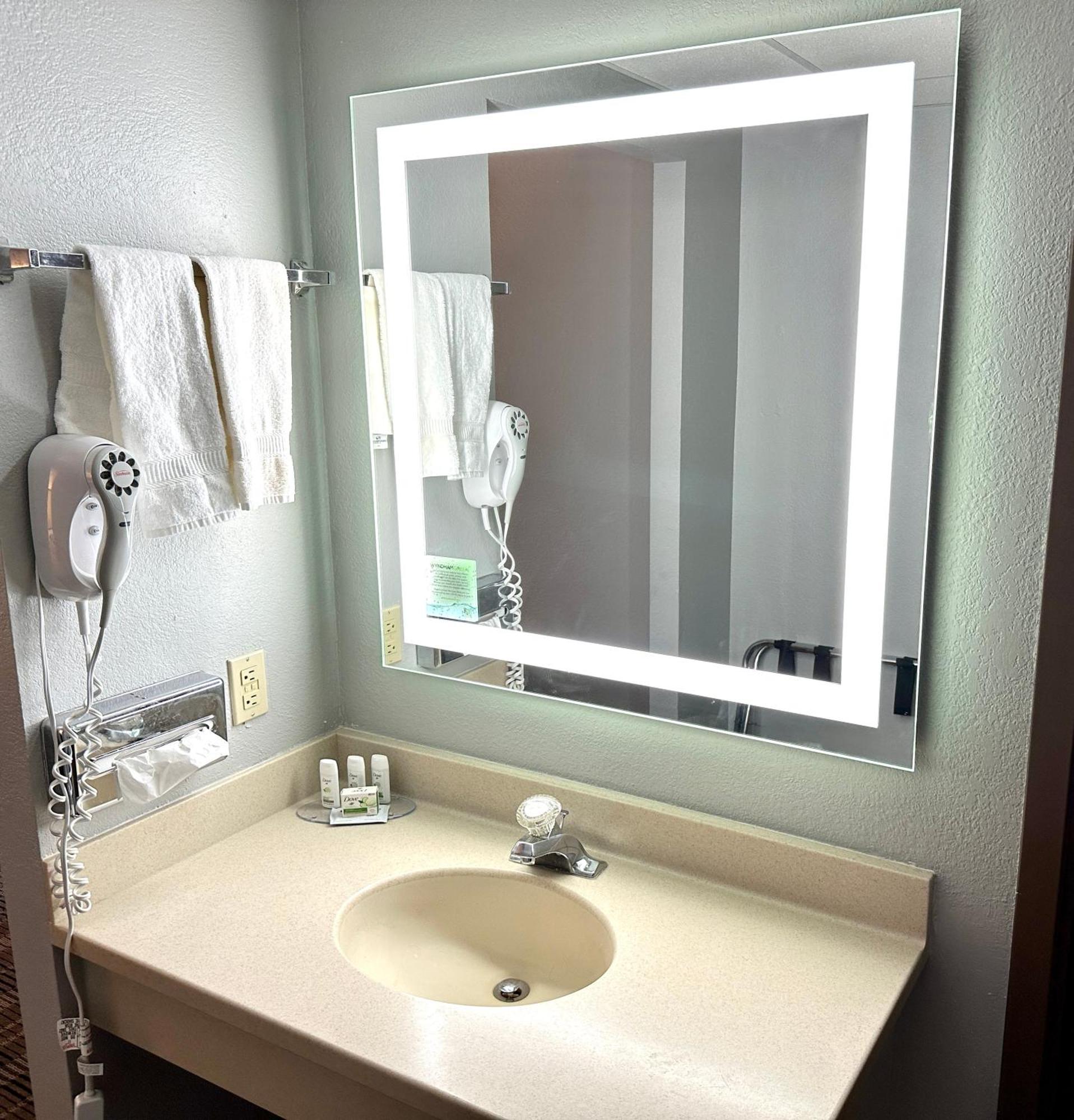 Americinn & Suites By Wyndham Baraboo Event Center Esterno foto